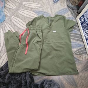 Olive Figs Scrub Set